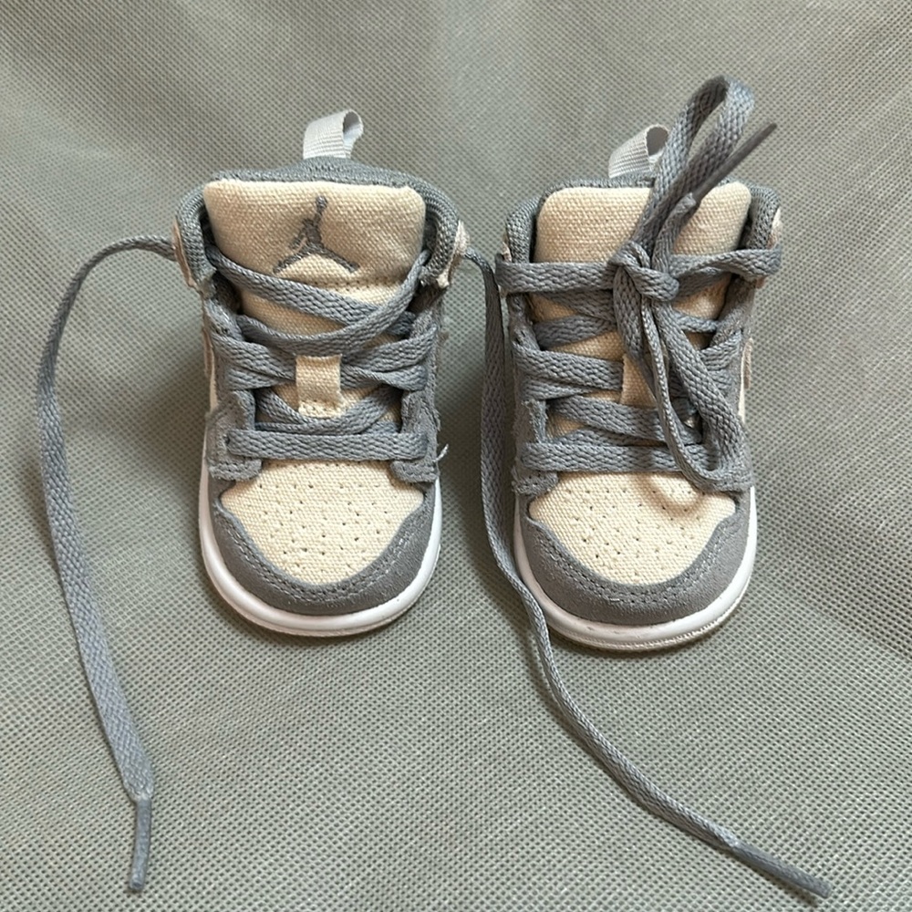 Unisex Baby Jordan 1 Mid SE Size 2C